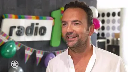 Gerard Ekdom krijgt taart voor 1-jarig jubileum bij Radio 10