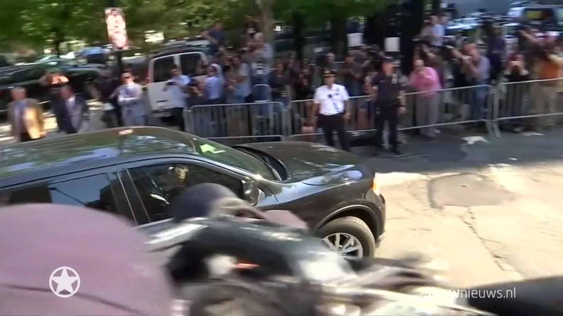 Politie voert Harvey Weinstein in handboeien af