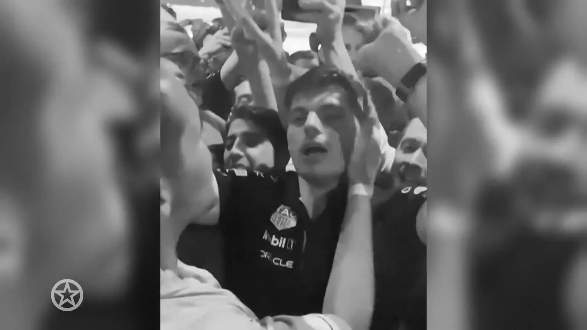 Wereldkampioen Max gaat helemaal los