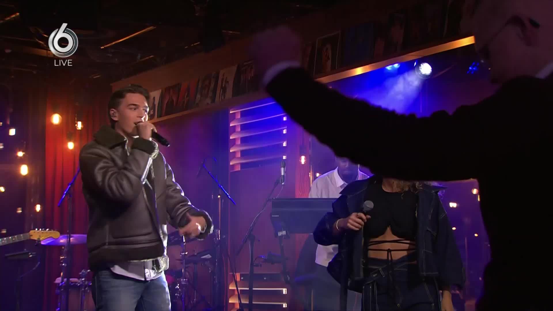 Johnny de Mol emotioneel in HLF8