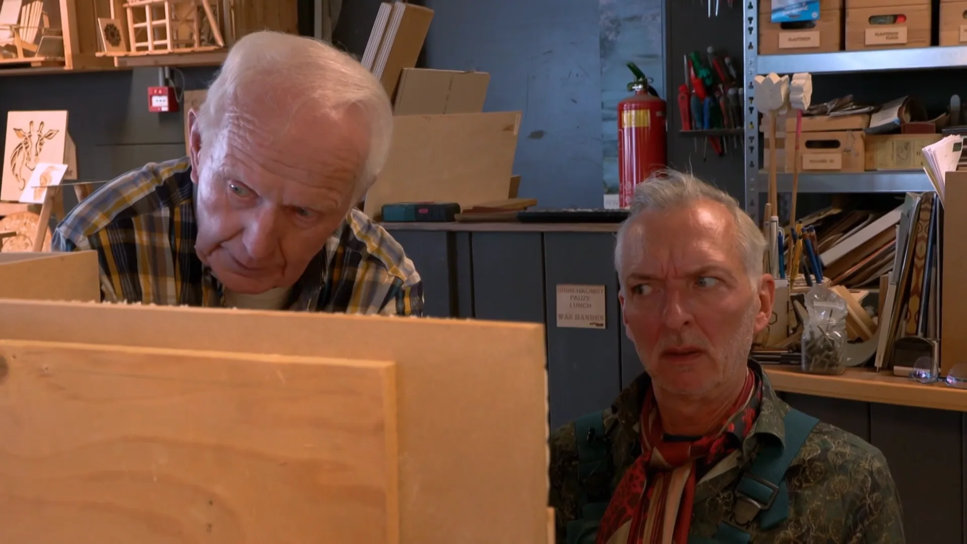 Martien bakt er HELEMAAL NIKS VAN: de MEILANDJES gaan TEGELEN