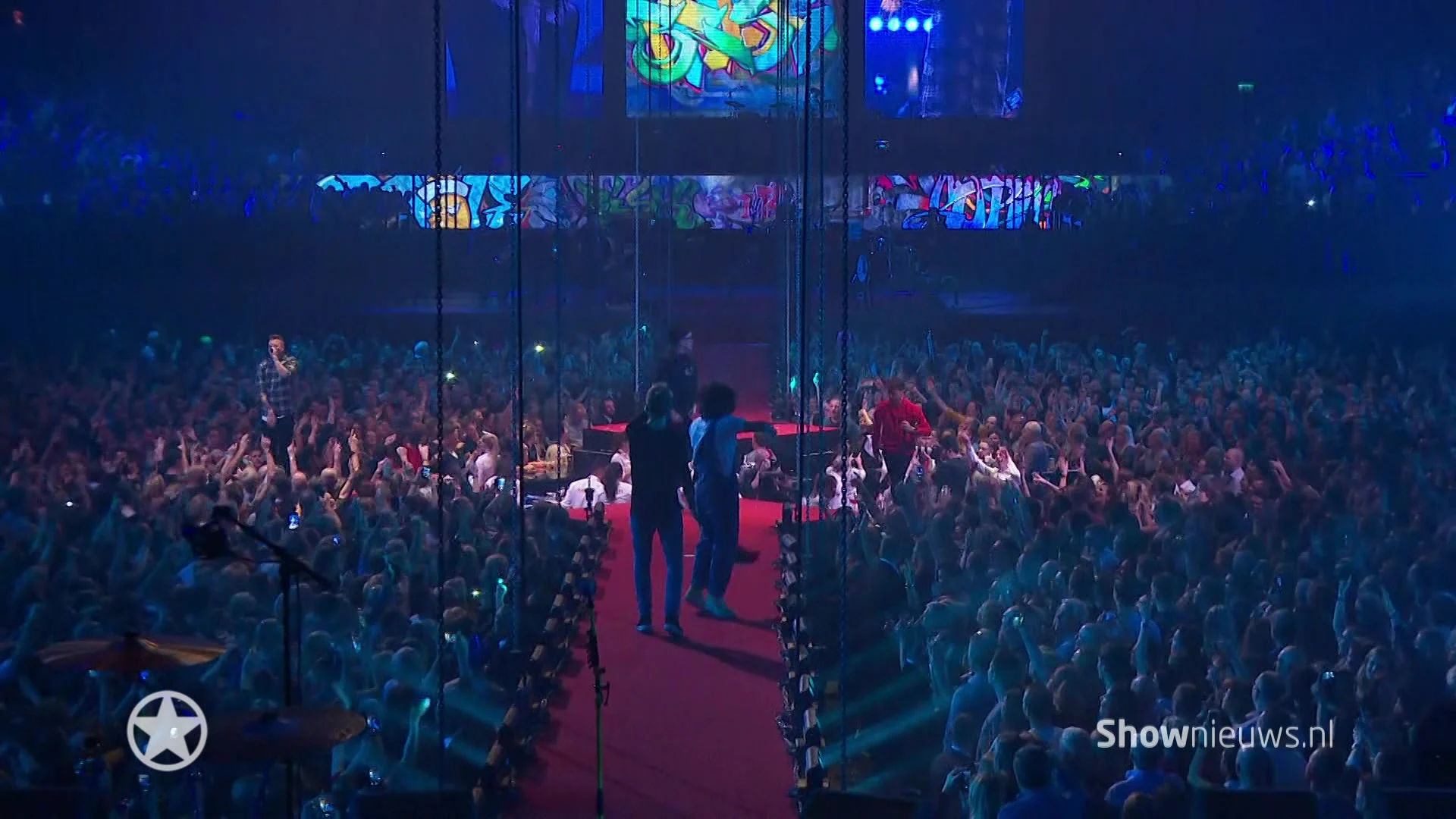 Geld vliegt de lucht in tijdens optreden van Lil' Kleine