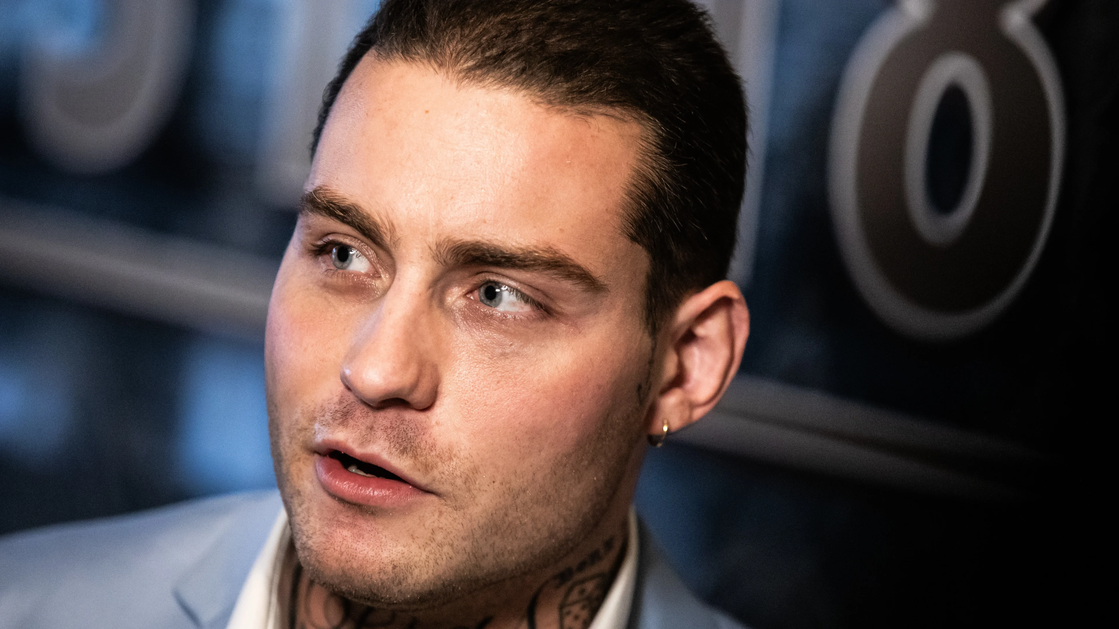 Douwe Bob verstoort uitzending: crasht halfnaakt studio binnen