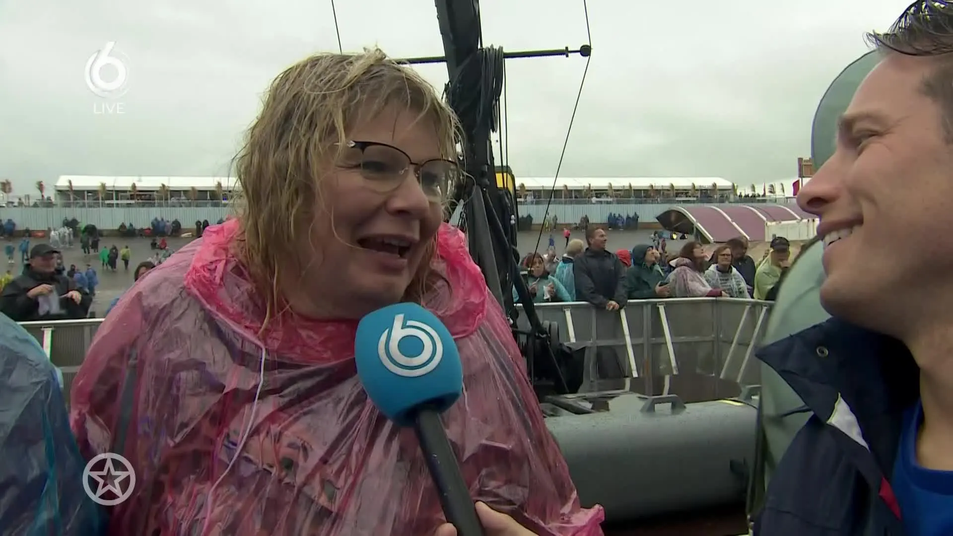 Ondanks de regen zit de sfeer er goed in bij Concert at SEA