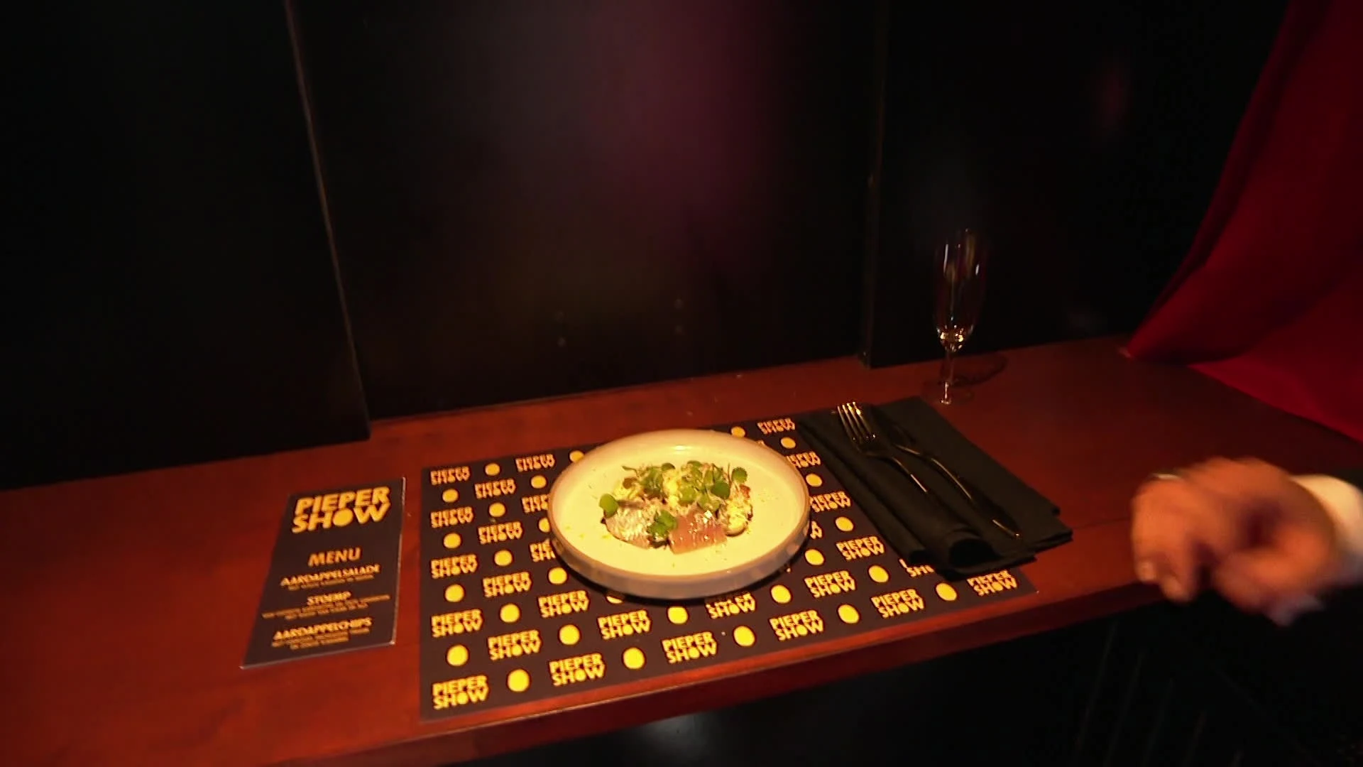 Freek gespot in piepklein kamertje op de Wallen