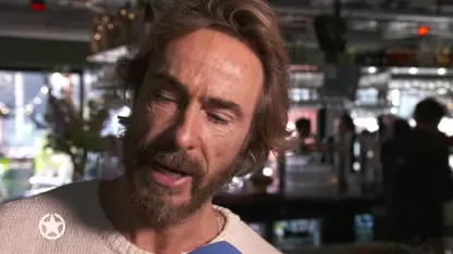 Chris Zegers in gesprek met nabestaanden MH17-ramp