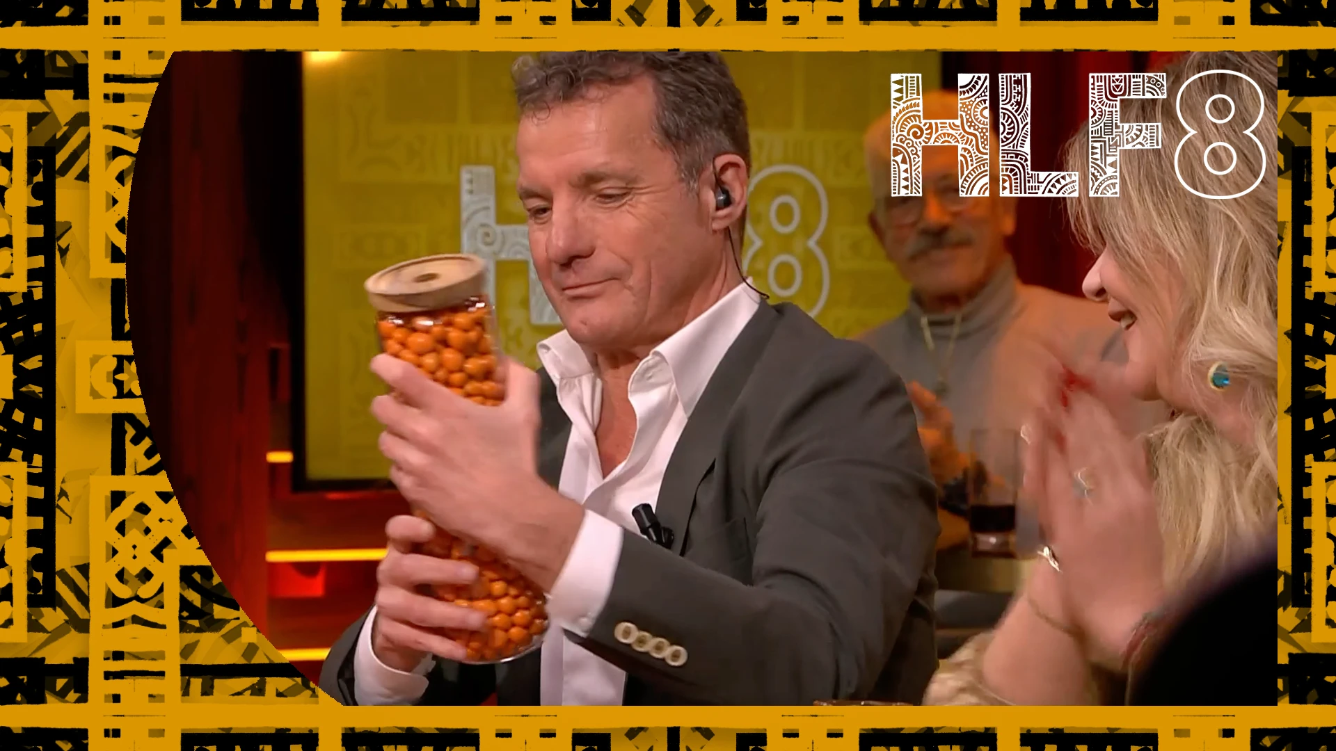 John de Bever krijgt grote pot M&M's nadat hij decor M&M's met haarlak had opgegeten