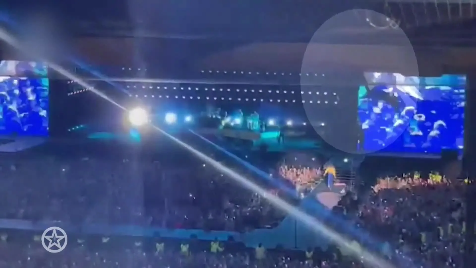 Heftige beelden: fan valt meters naar beneden tijdens concert Harry Styles