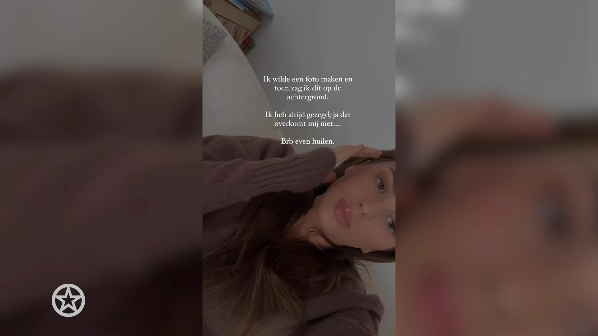 Demi de Boer laat vernielde bank zien