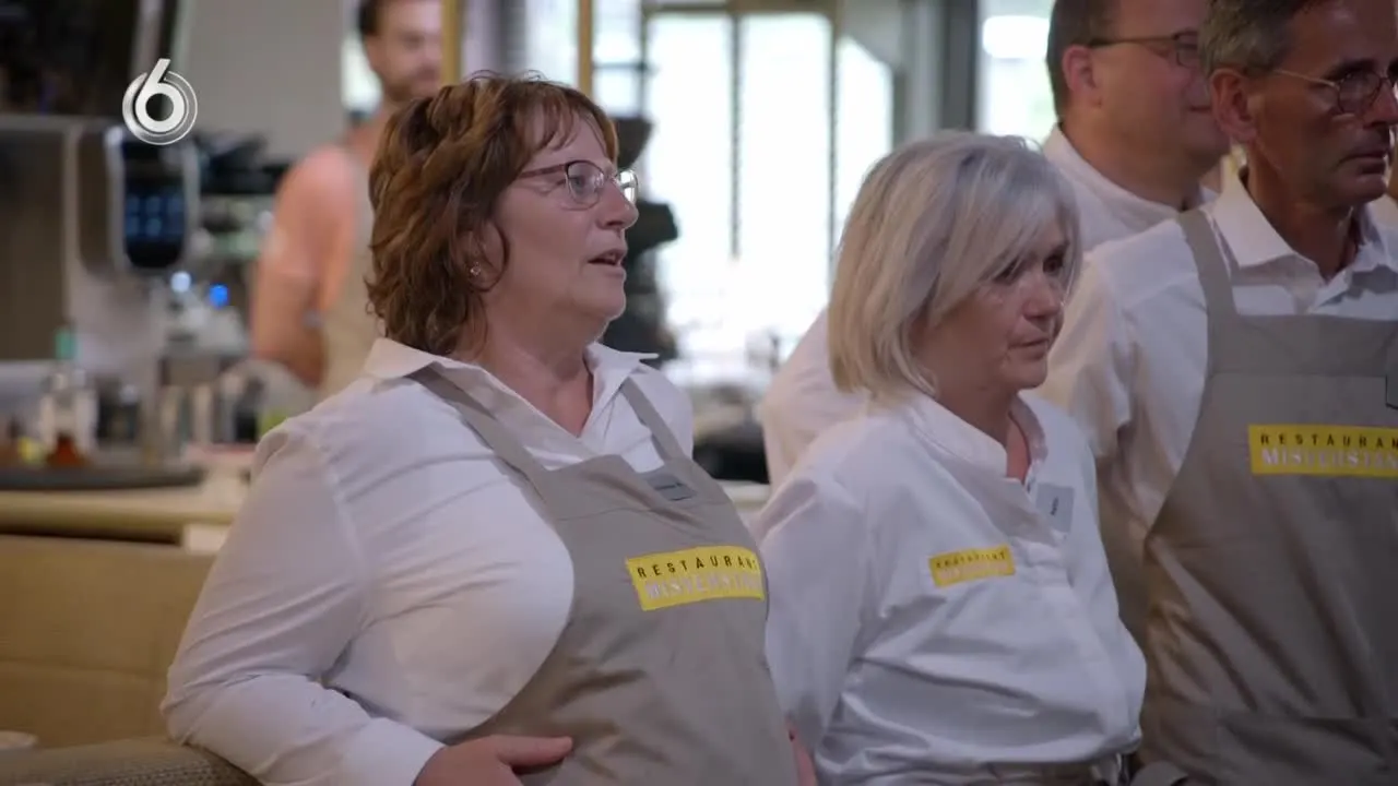 Bastiaan Ragas zingt het liedje 'Mag Ik Dan Bij Jou' in Restaurant Misverstand