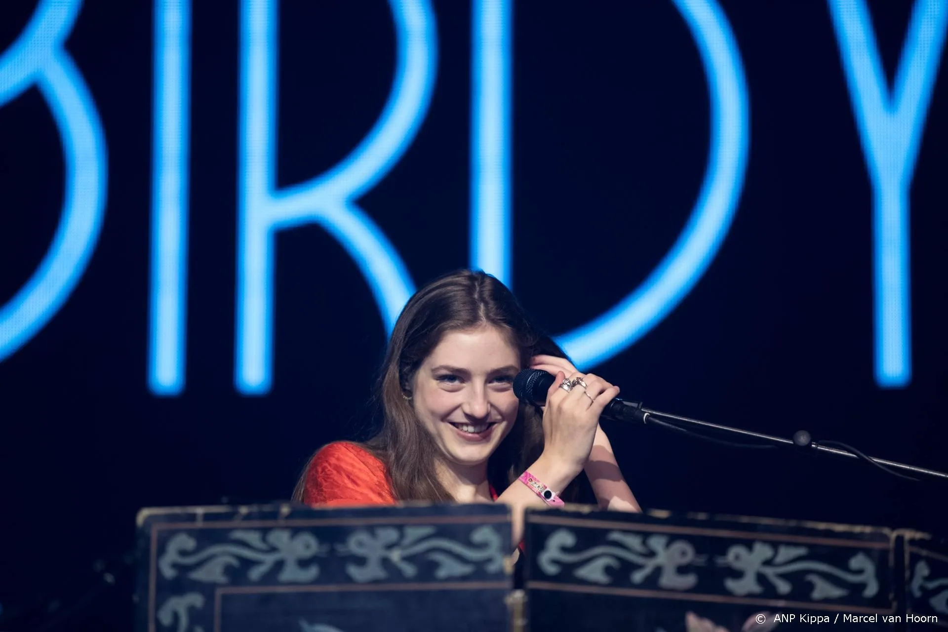 Birdy kondigt nieuw album aan