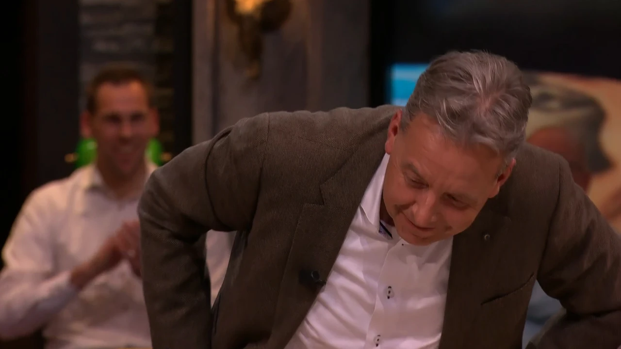 Valentijn uitgedaagd om live op TV zijn tatoeage te laten zien