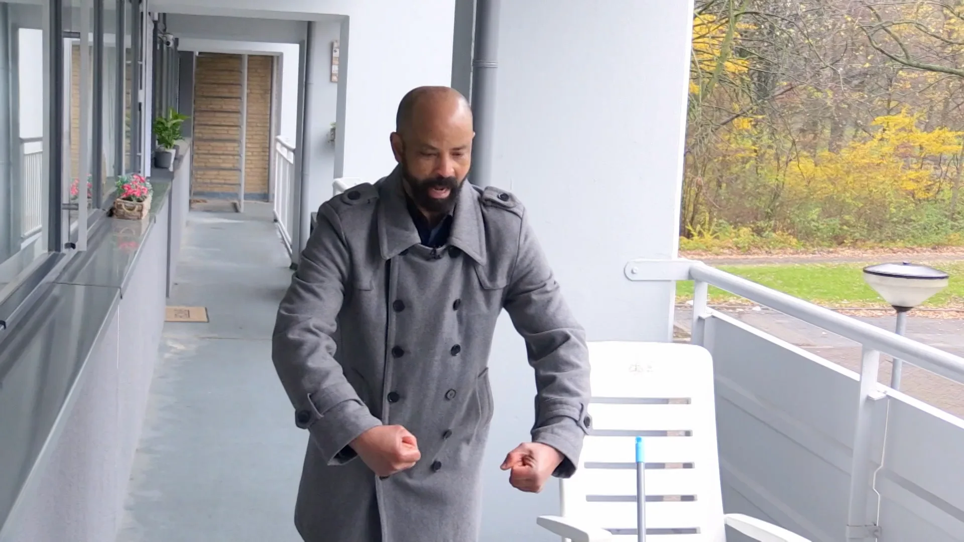 'AGRESSIEVE, HATENDE' buurman wil buurvrouw WEG!