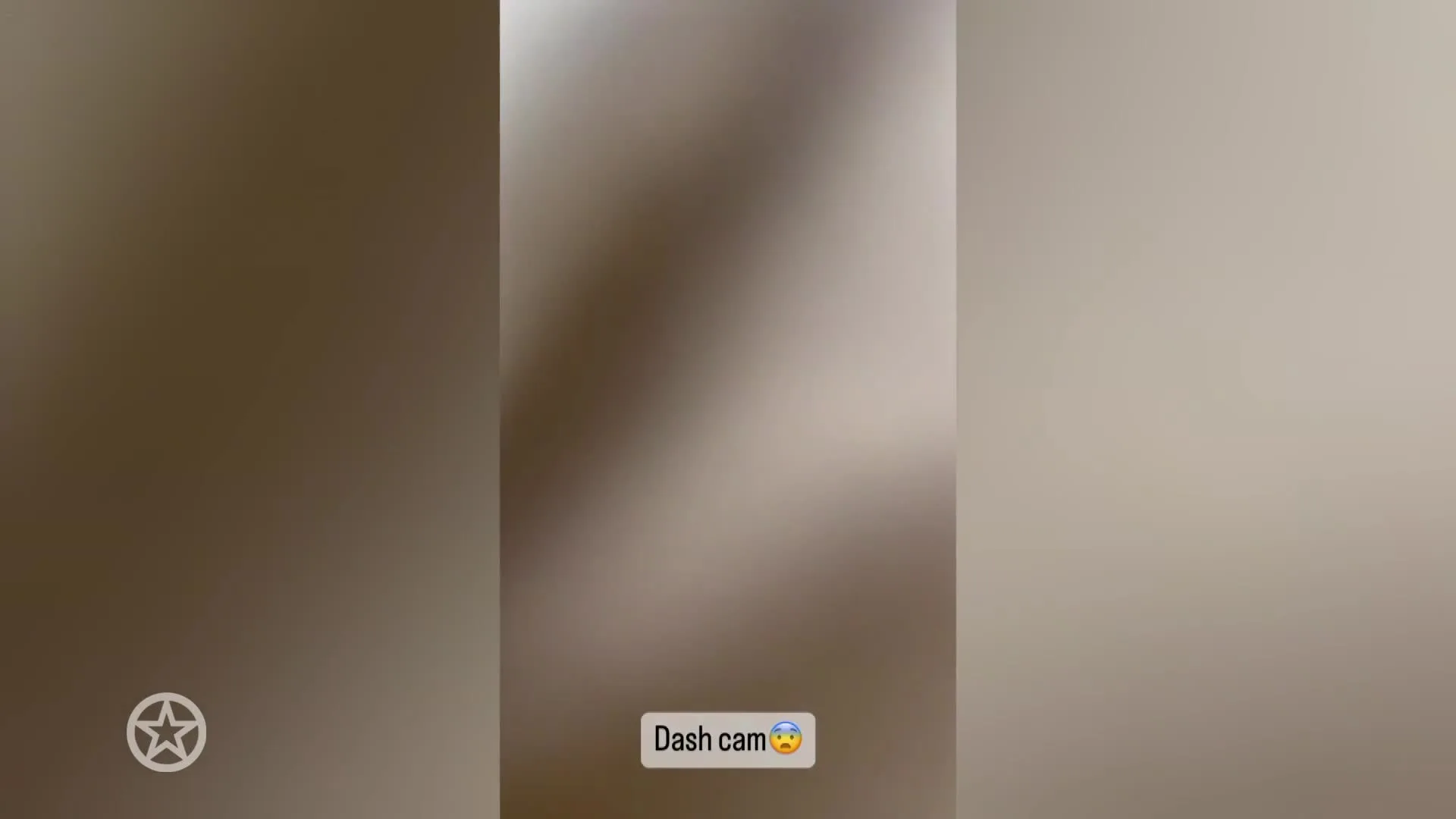 Britt Dekker maakt crash met een golfkar