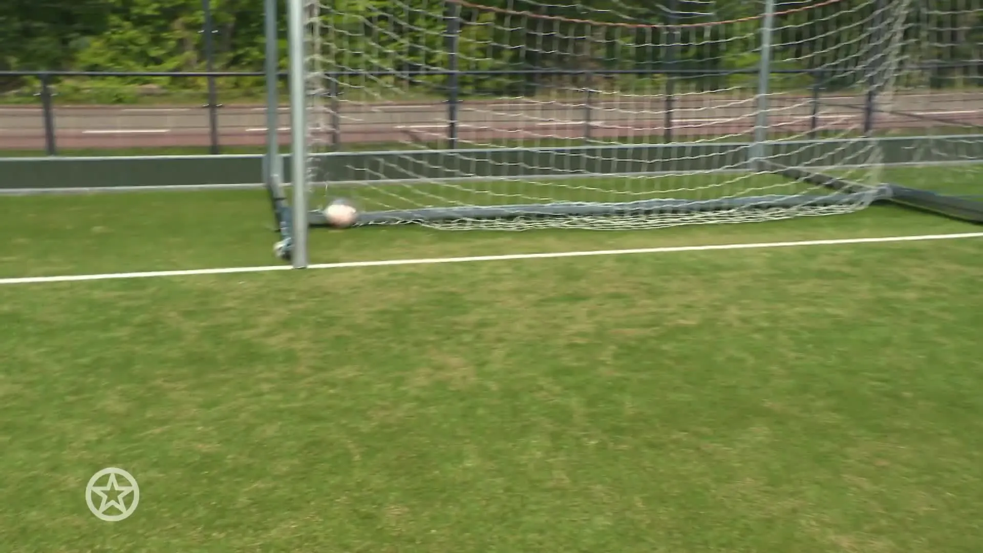 Ex-profvoetballer John de Bever beult Peter Gillis af