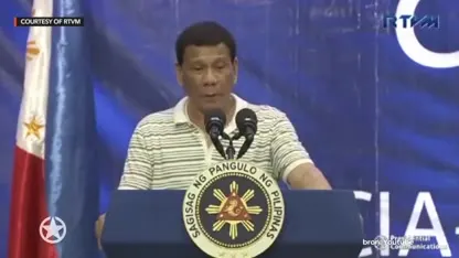 IEEEH! Kakkerlak loopt over president tijdens toespraak