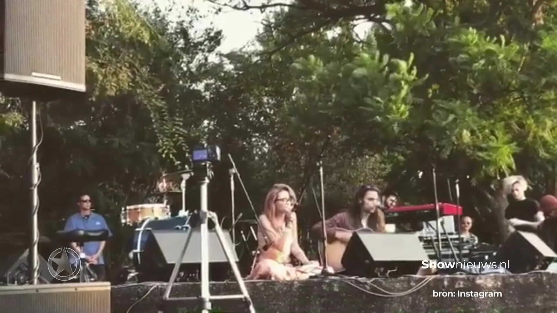 Oma Jackson ziet voor het eerst show Paris