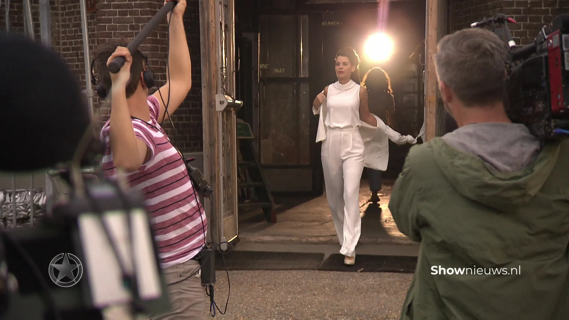 De eerste kus van Caroline, Leontine, Stijn en Vajèn