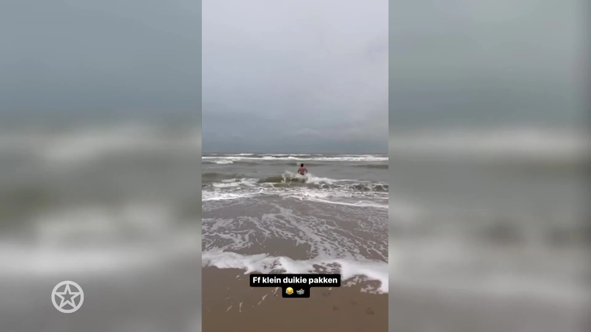 Dave Roelvink duikt halfnaakt de zee in