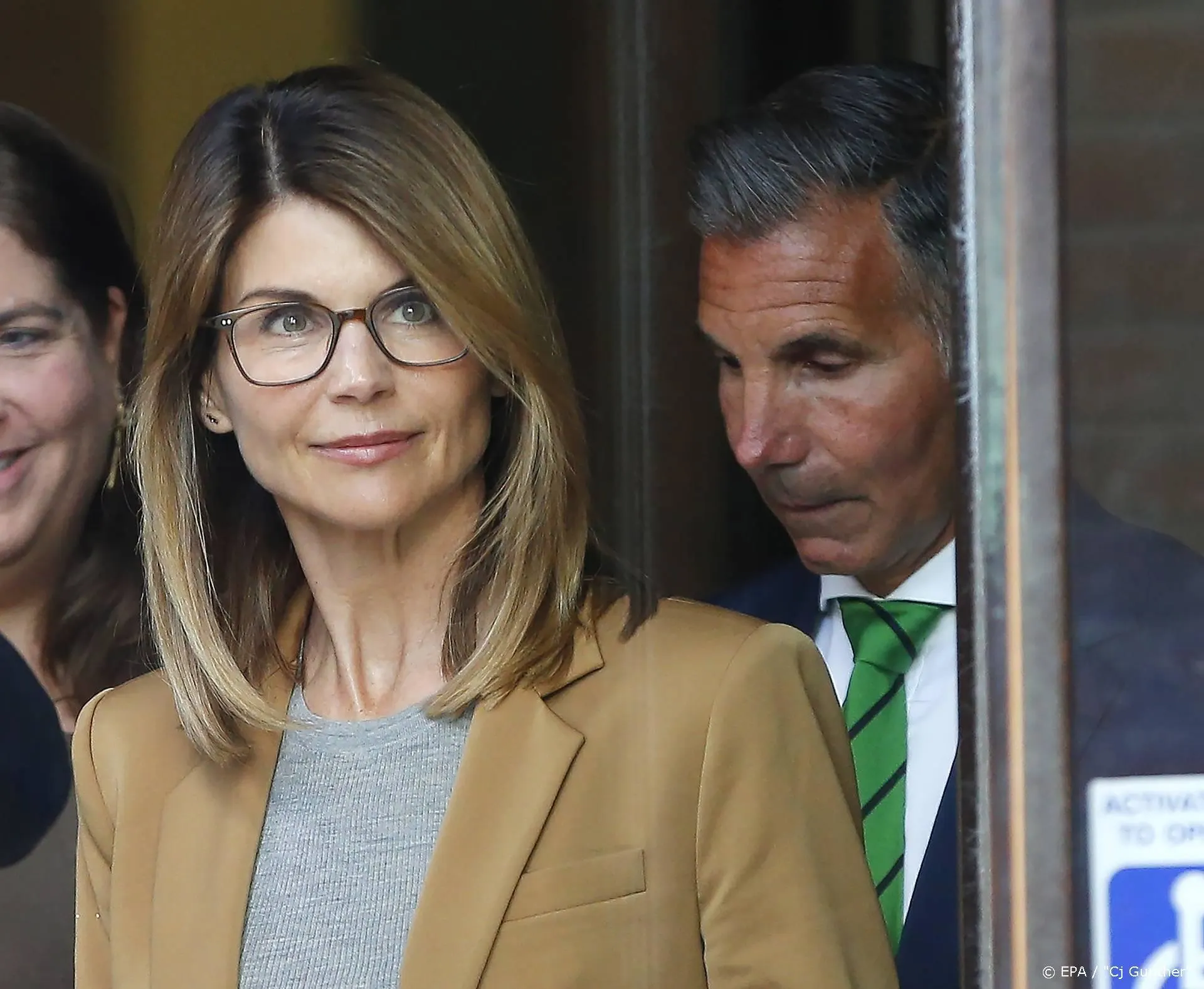 Lori Loughlin gaat 'kleiner' wonen in villa van 8 miljoen euro