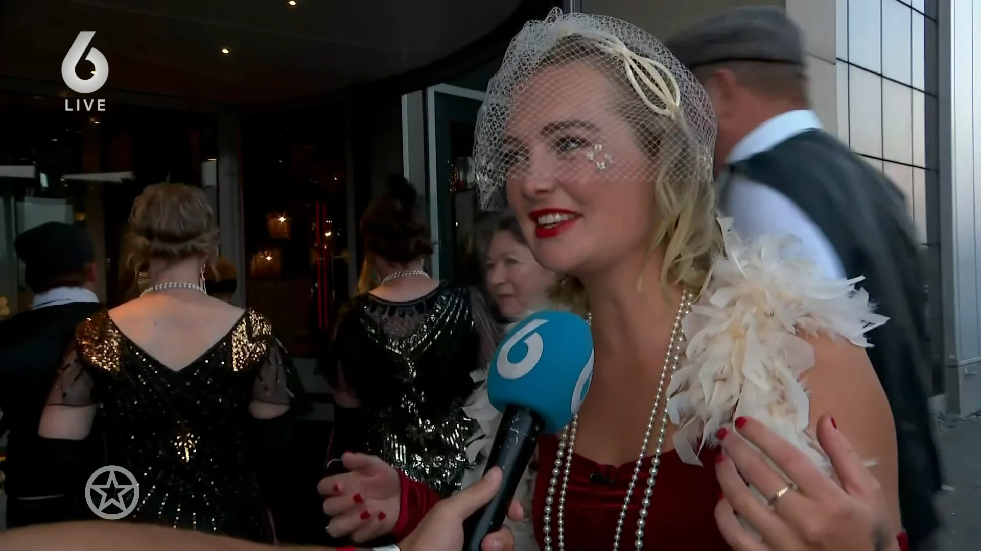 Erica Meiland blaast, geheel in jaren 20 stijl, 60 kaarsjes uit