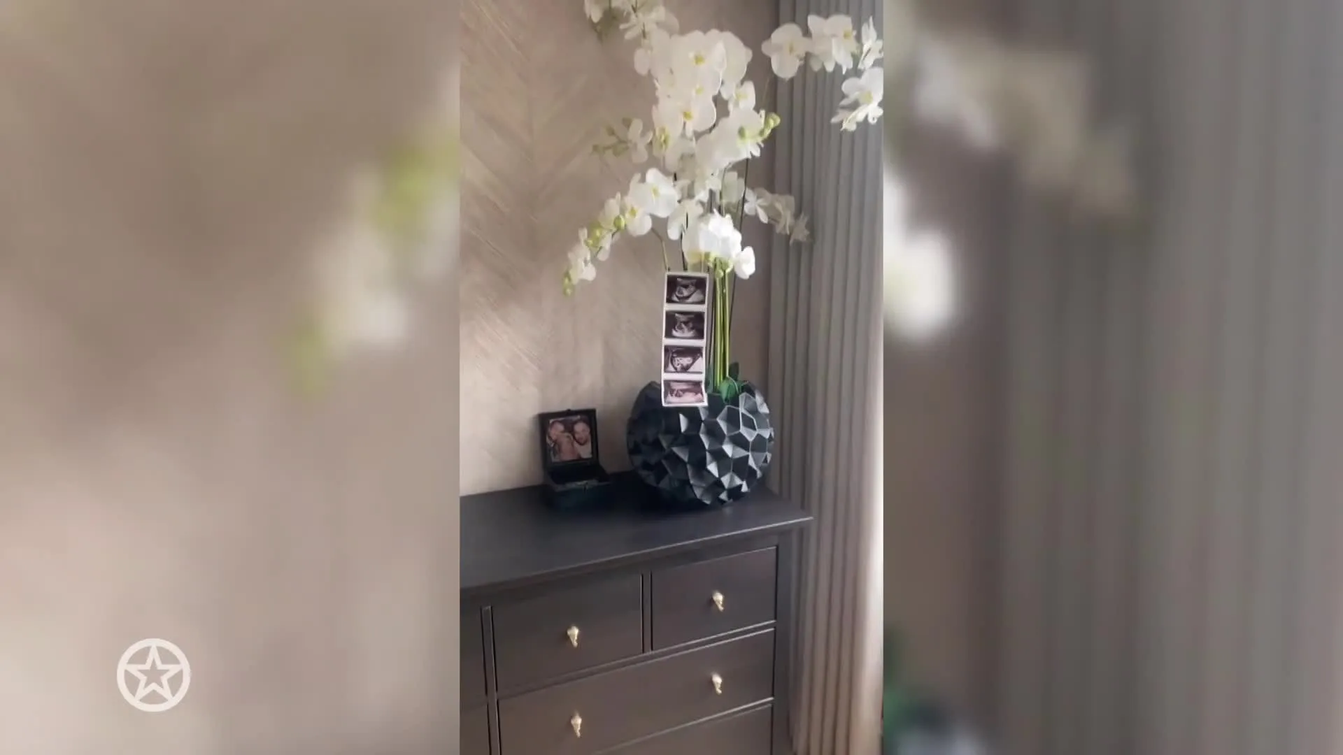 Dave Roelvink showt vol trots de babykamer