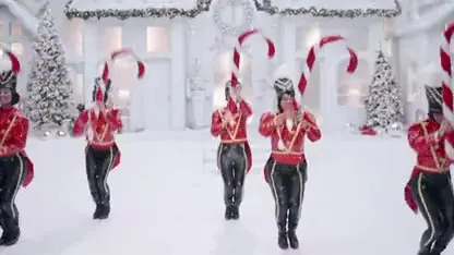 Tweeling Mariah Carey schittert in nieuwe clip All I Want For Christmas Is You