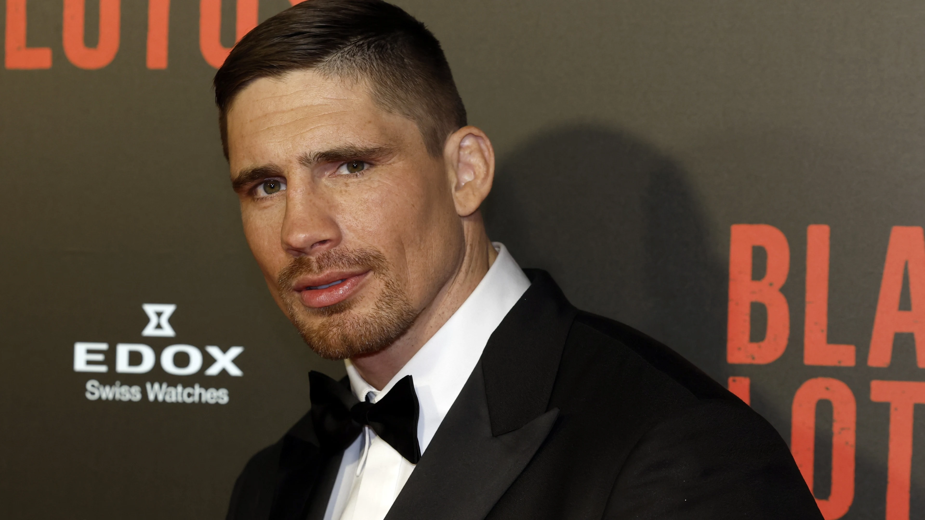 Rico Verhoeven slaat déze influencer 'bont en blauw'