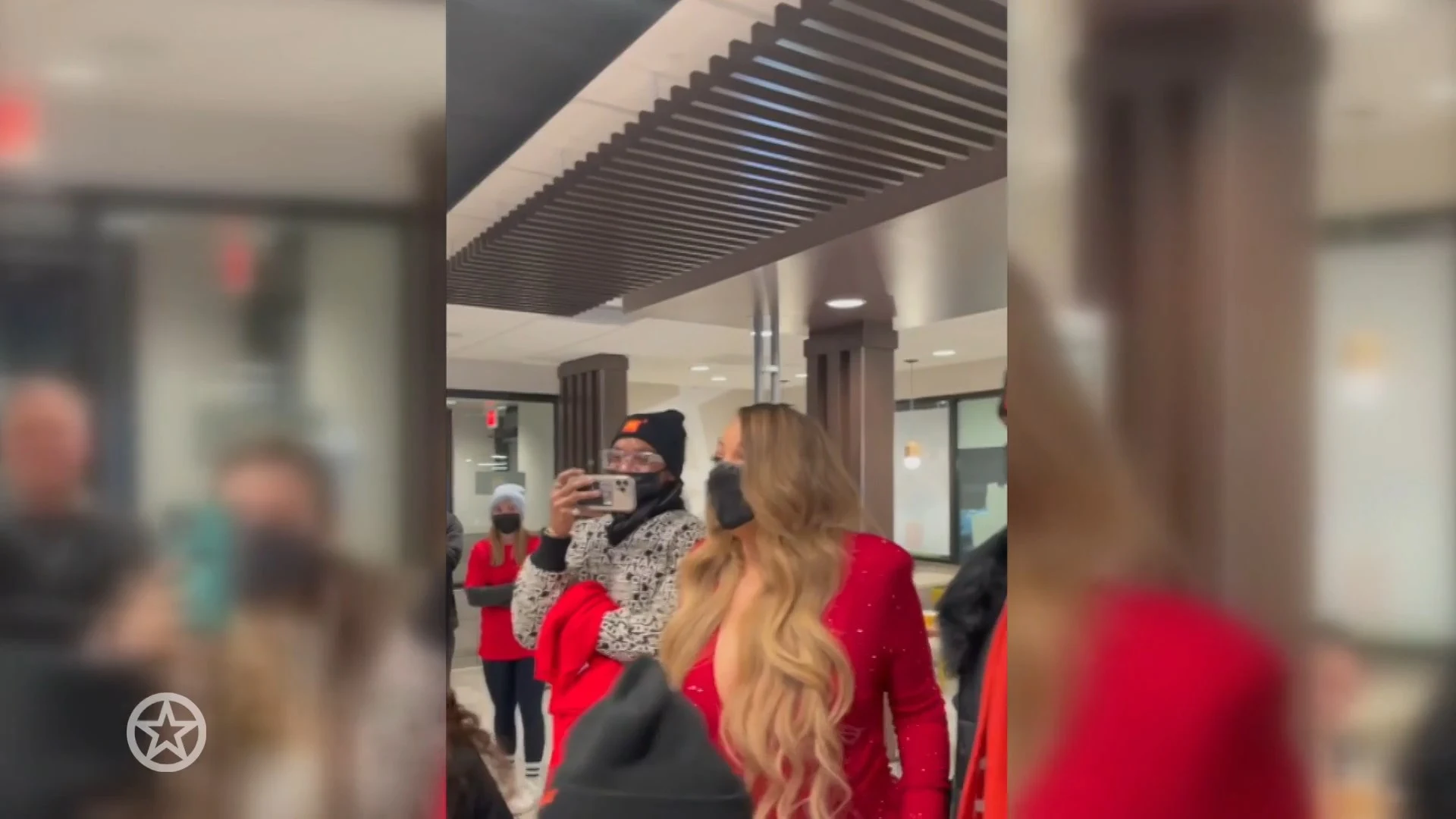 Mariah Carey bestelt cheeseburger in galajurk