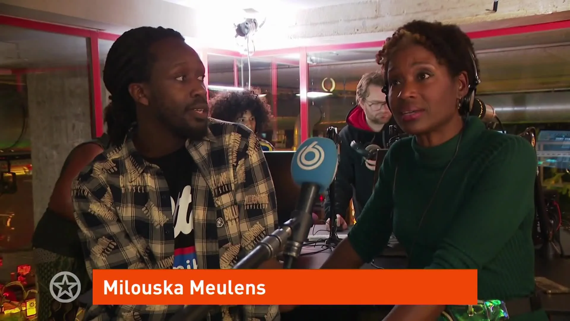 Giel Beelen geeft Omroep ZWART item in zijn radioprogramma