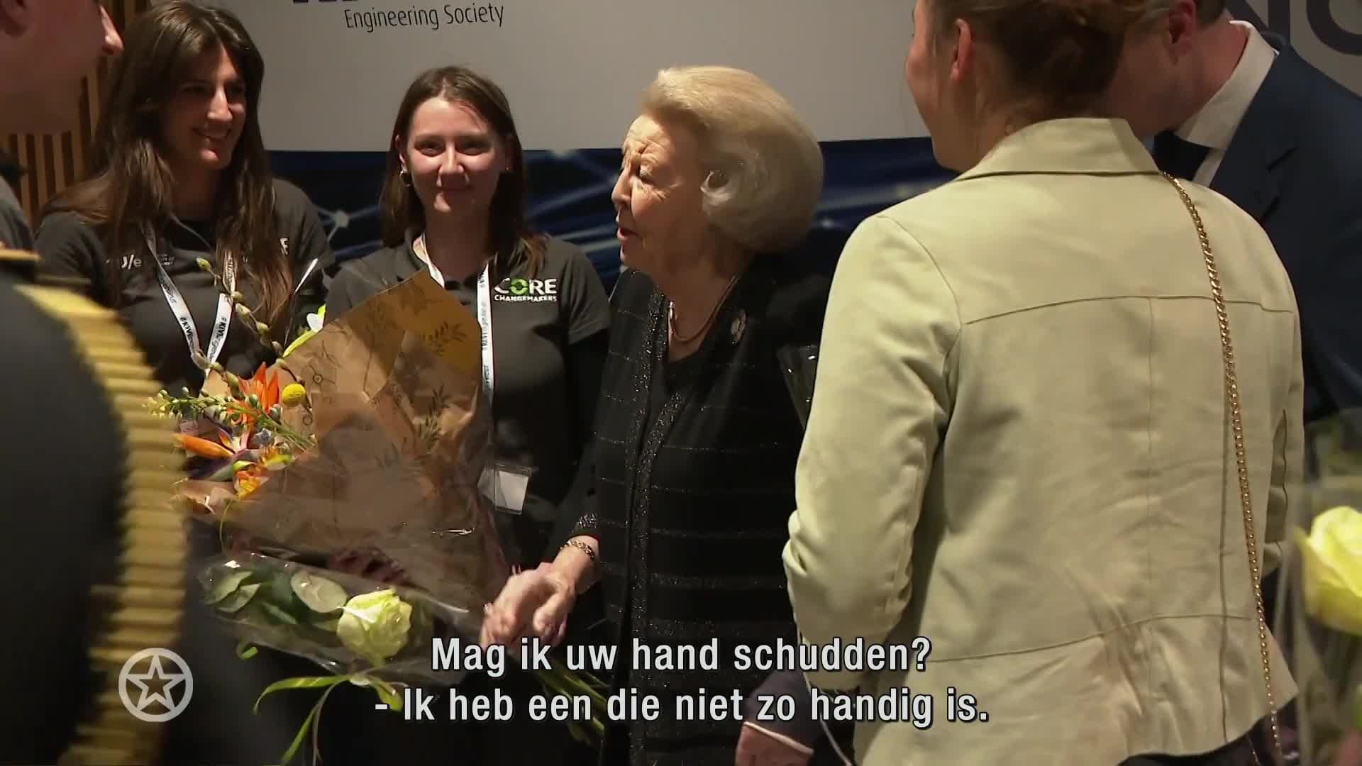 Prinses Beatrix met pols in het gips bij Prins Friso Ingenieursprijs