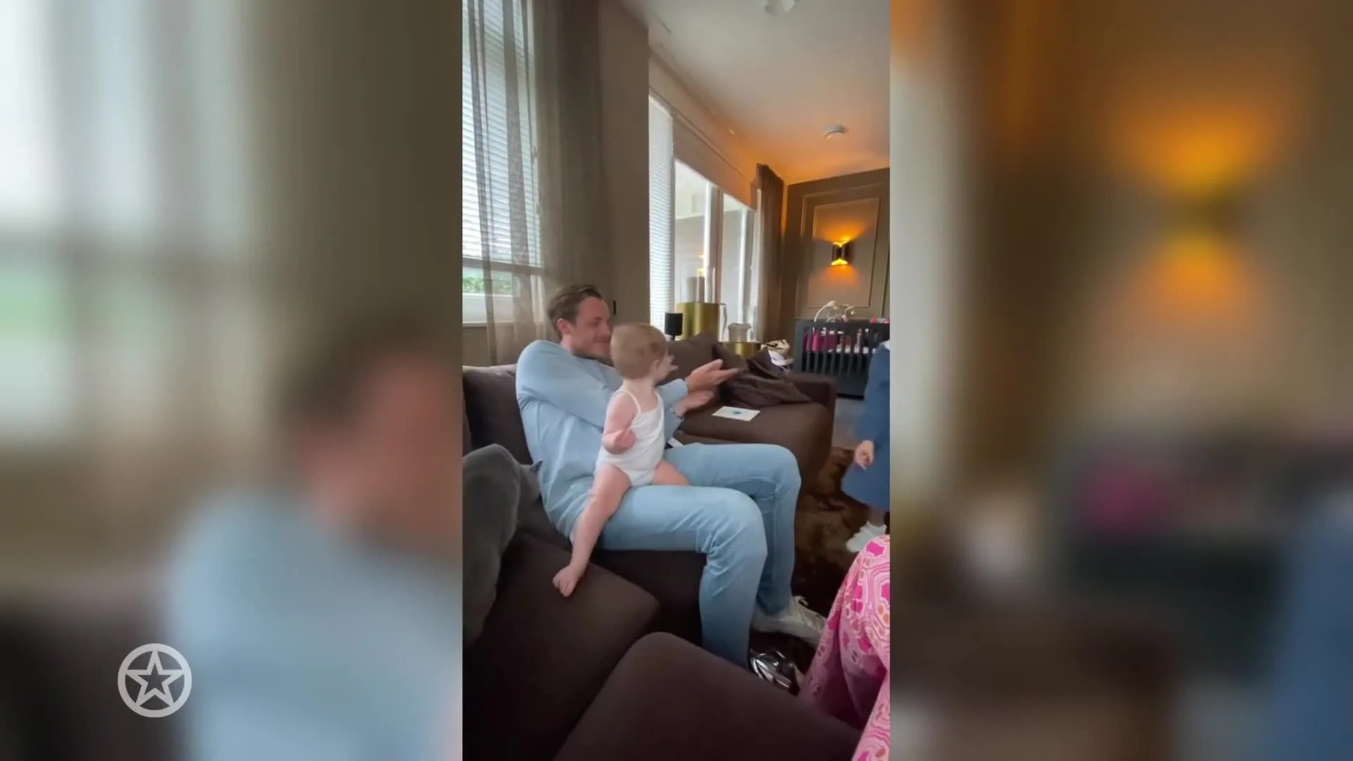 Vivé geeft cadeautje aan Leroy voor Vaderdag