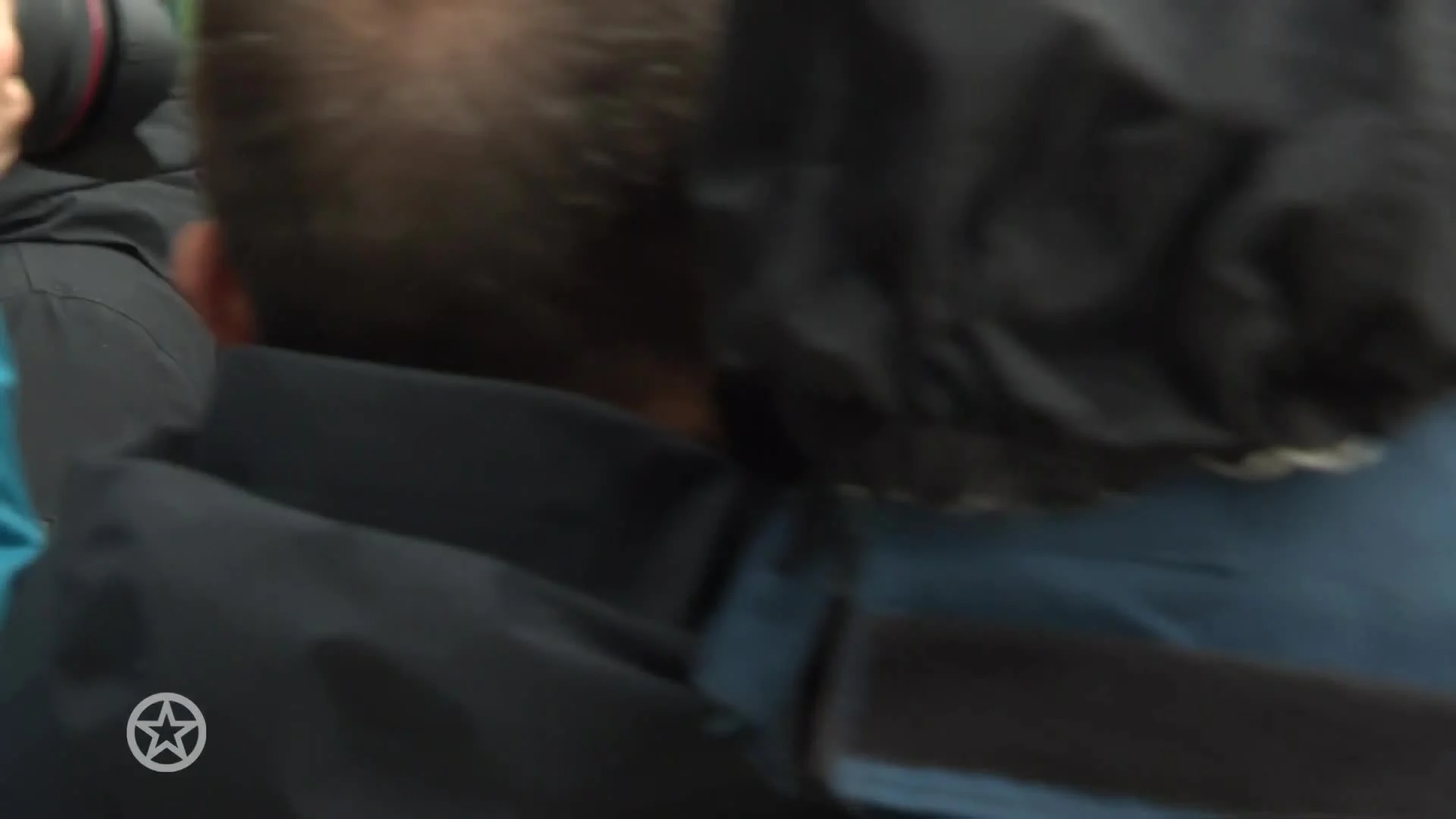 Glennis komt aan bij rechtbank