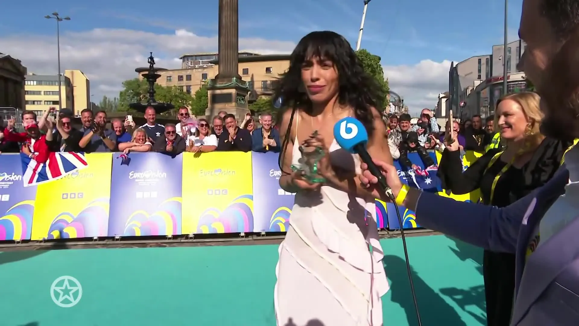 Loreen neemt bijzonder Shownieuws-cadeau in ontvangst