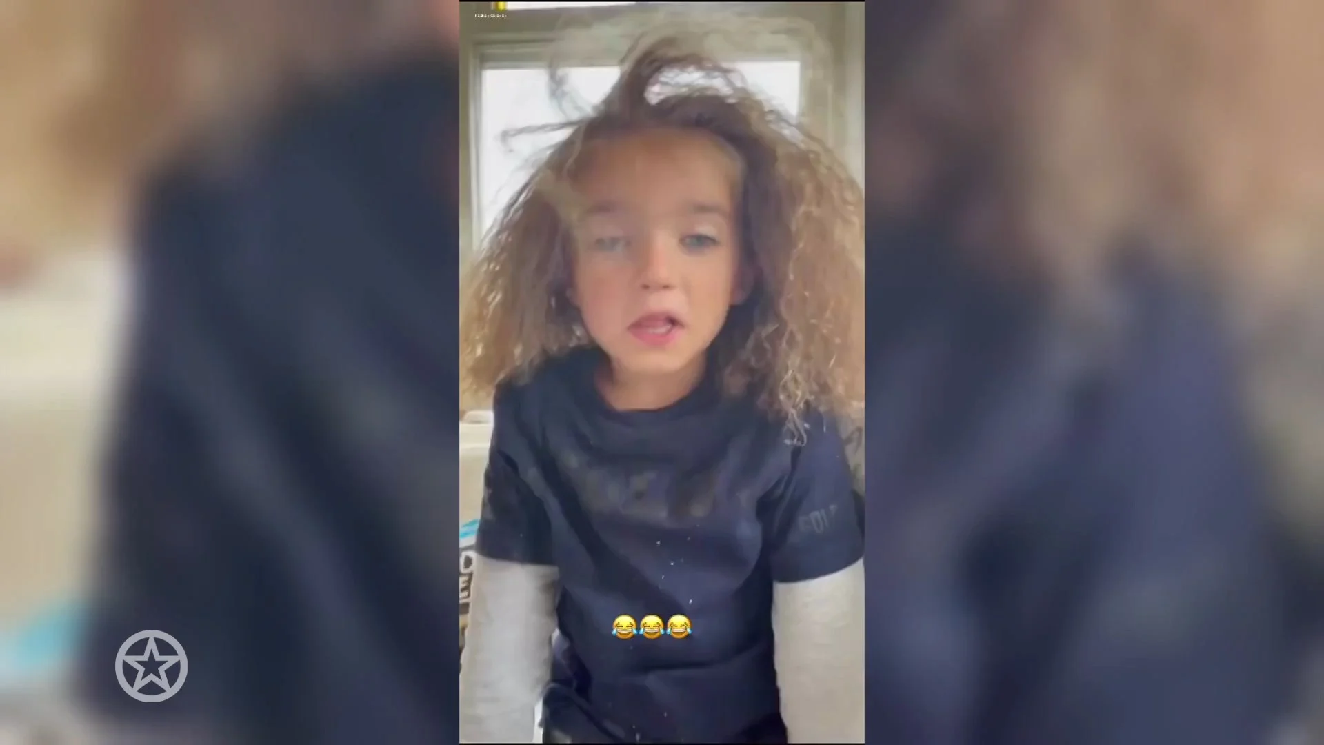 Xess Xava heeft grote bos krullen