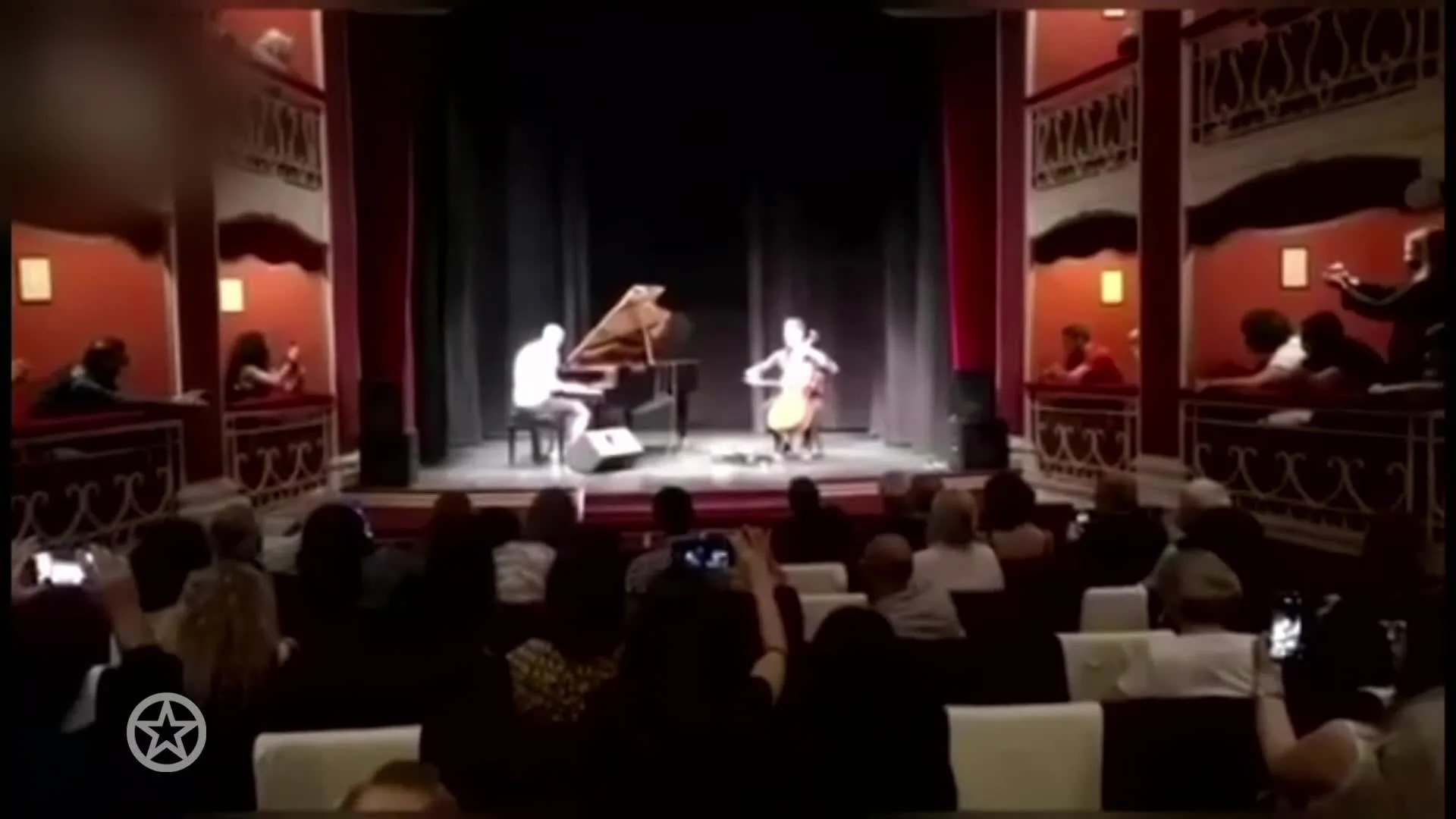 Stefan de Vrij op piano