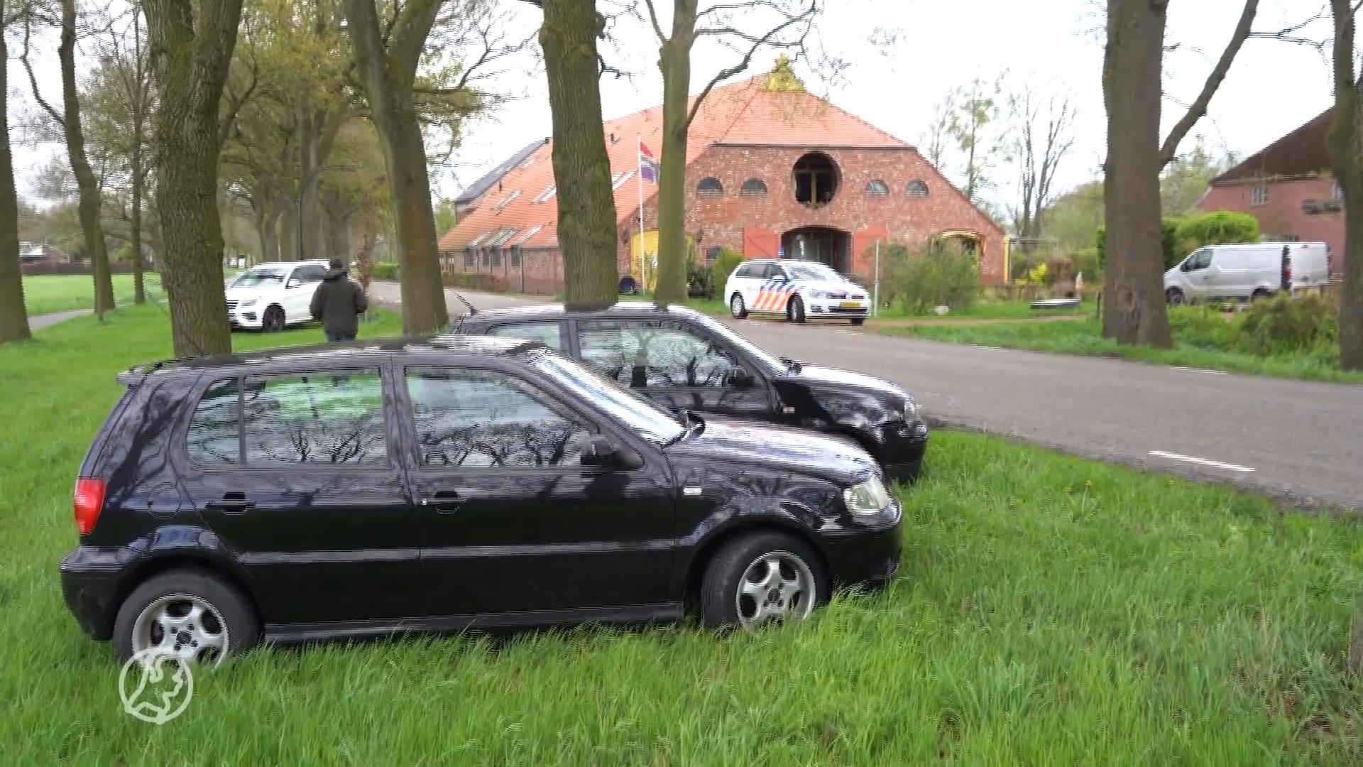 Opnieuw groep mensen verzameld bij omstreden zorgboerderij in Wedde, politie aanwezig