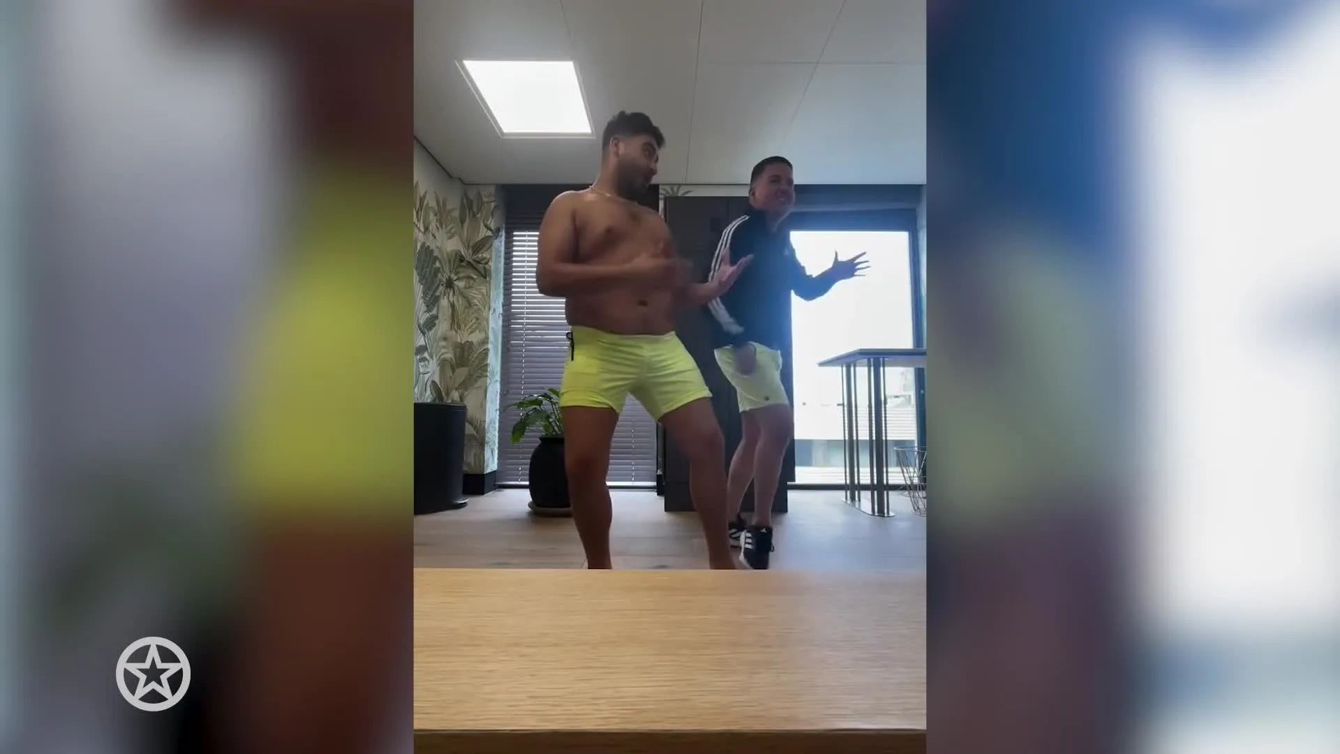 Marco Schuitmaker en Ammar in gele zwembroek