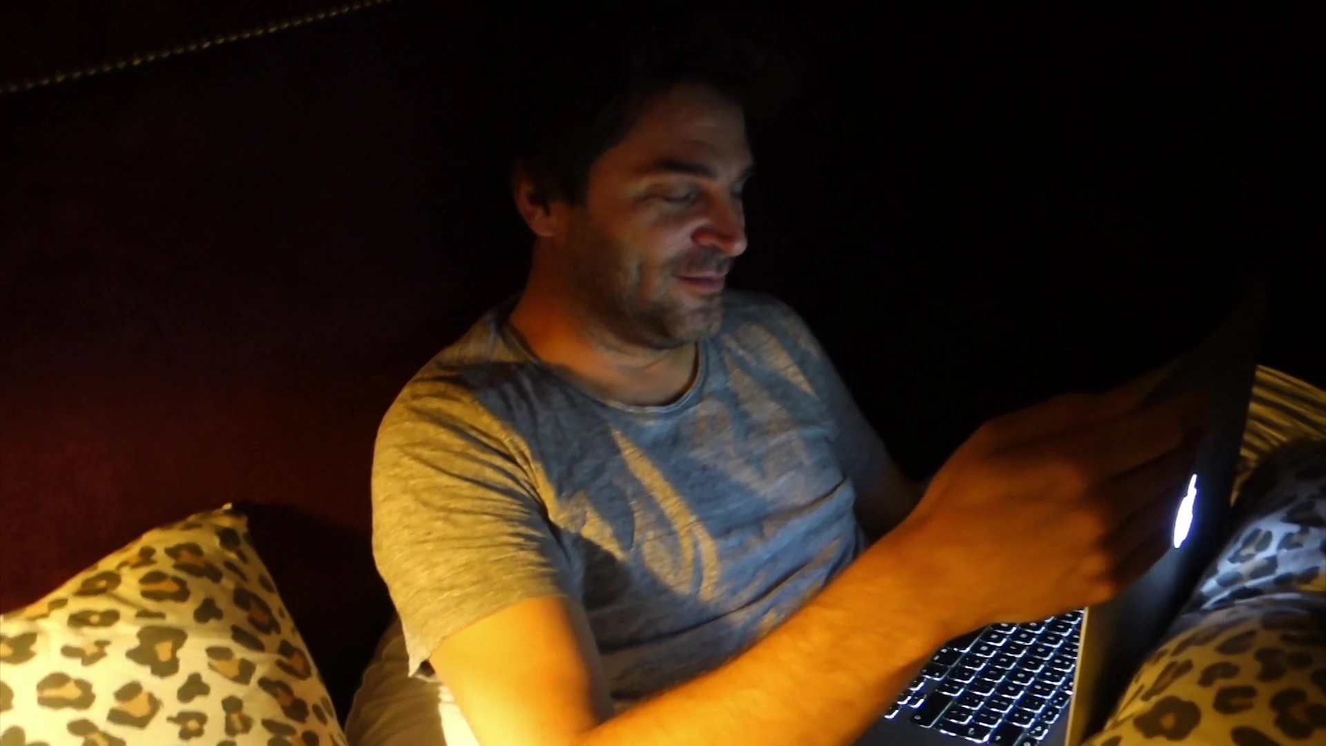 Xander houdt het niet droog bij Glennis