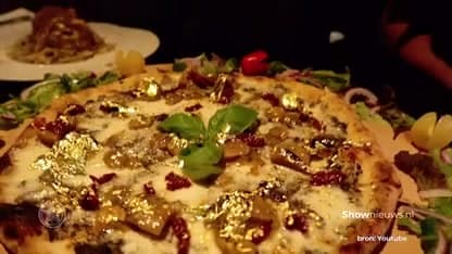 ZIEN: Monica en vrienden smullen van peperdure pizza