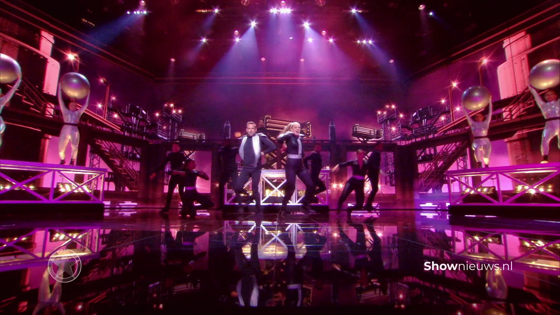 Patrick en Marlayne laten zien wat ze in huis hebben in Dance Dance Dance