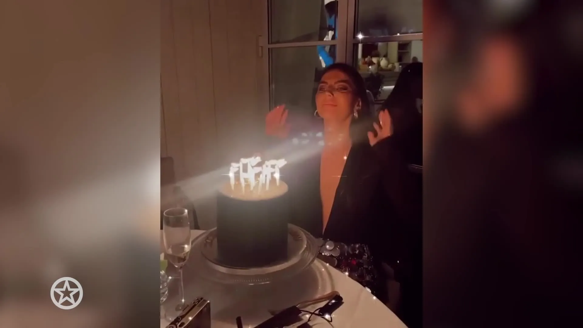 Vriendin Max Verstappen viert al een feestje