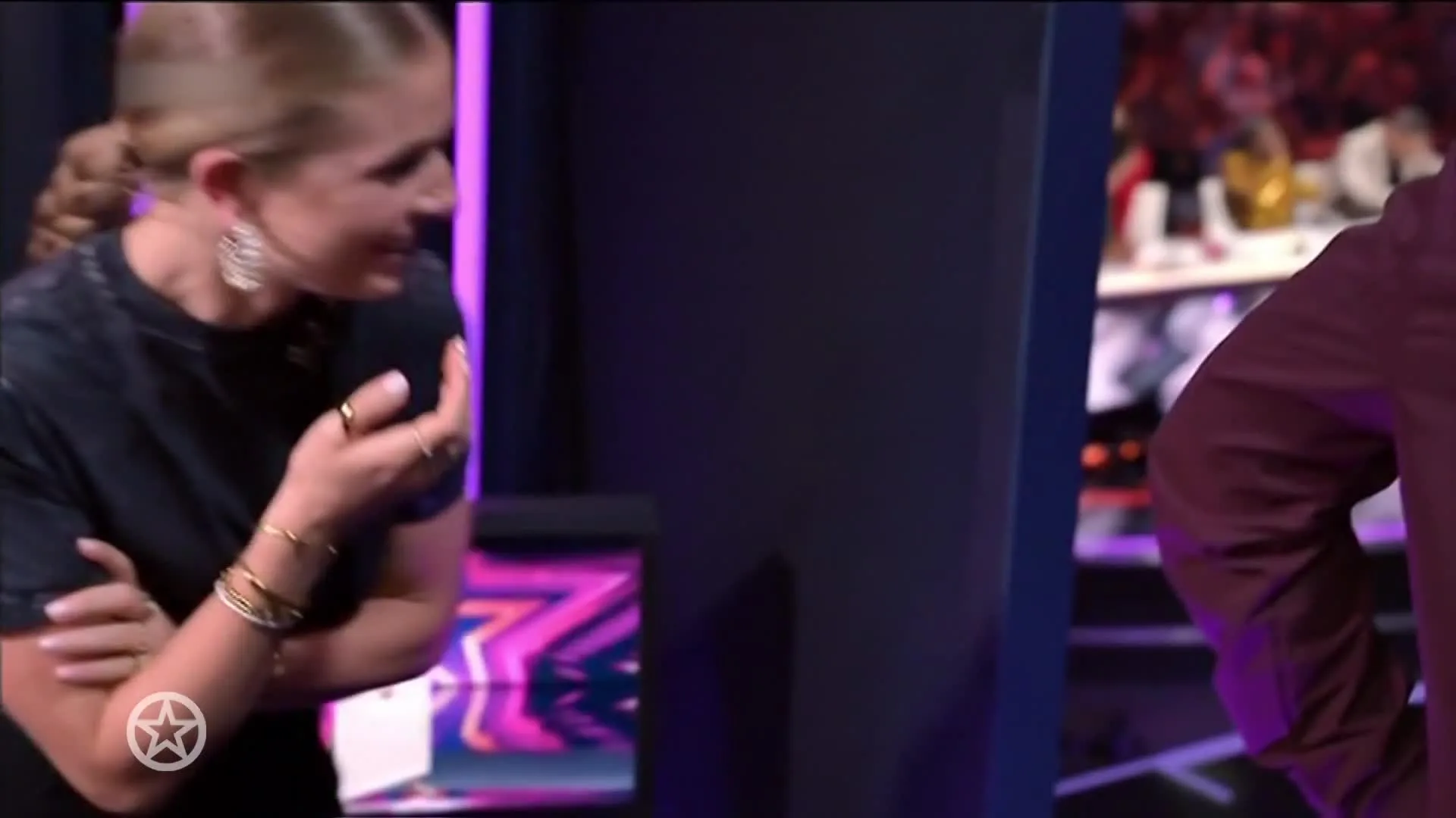 Chantal krijgt rode oortjes in Das Supertalent