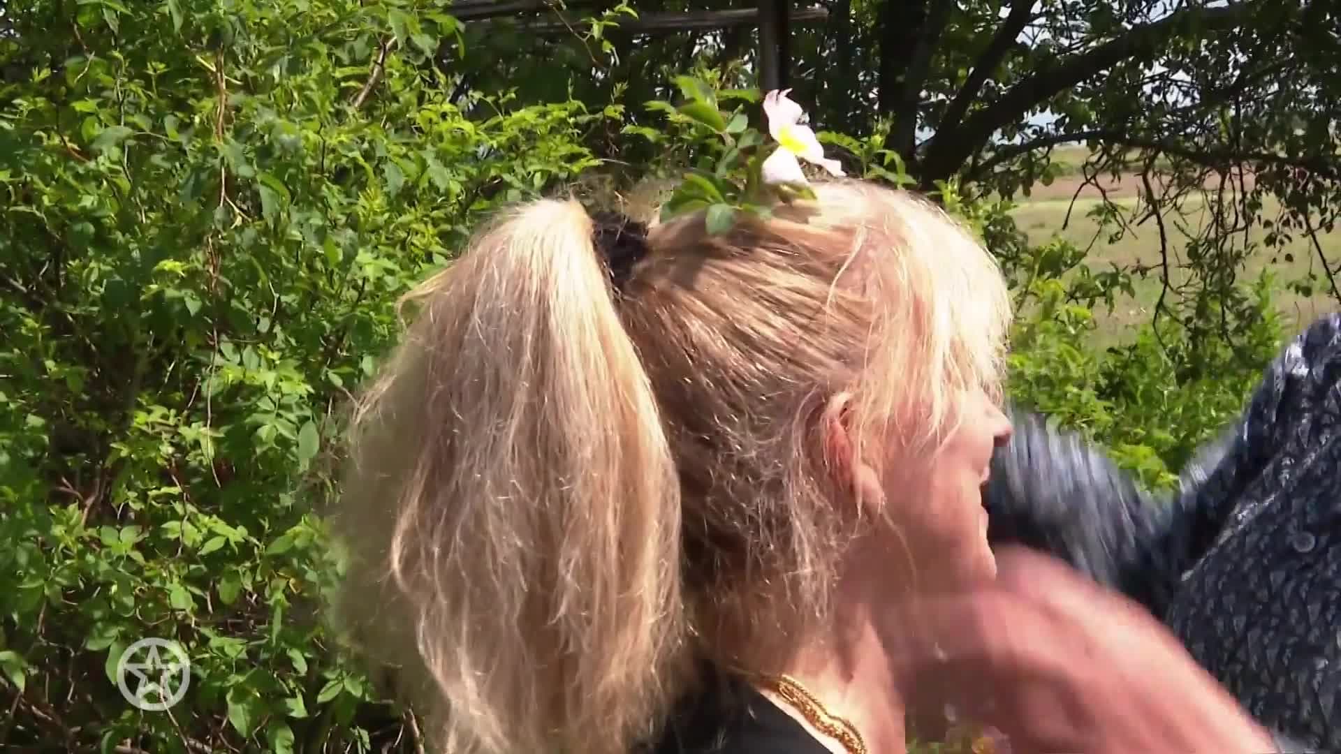 Boer Geert-Jan en Monique smoorverliefd