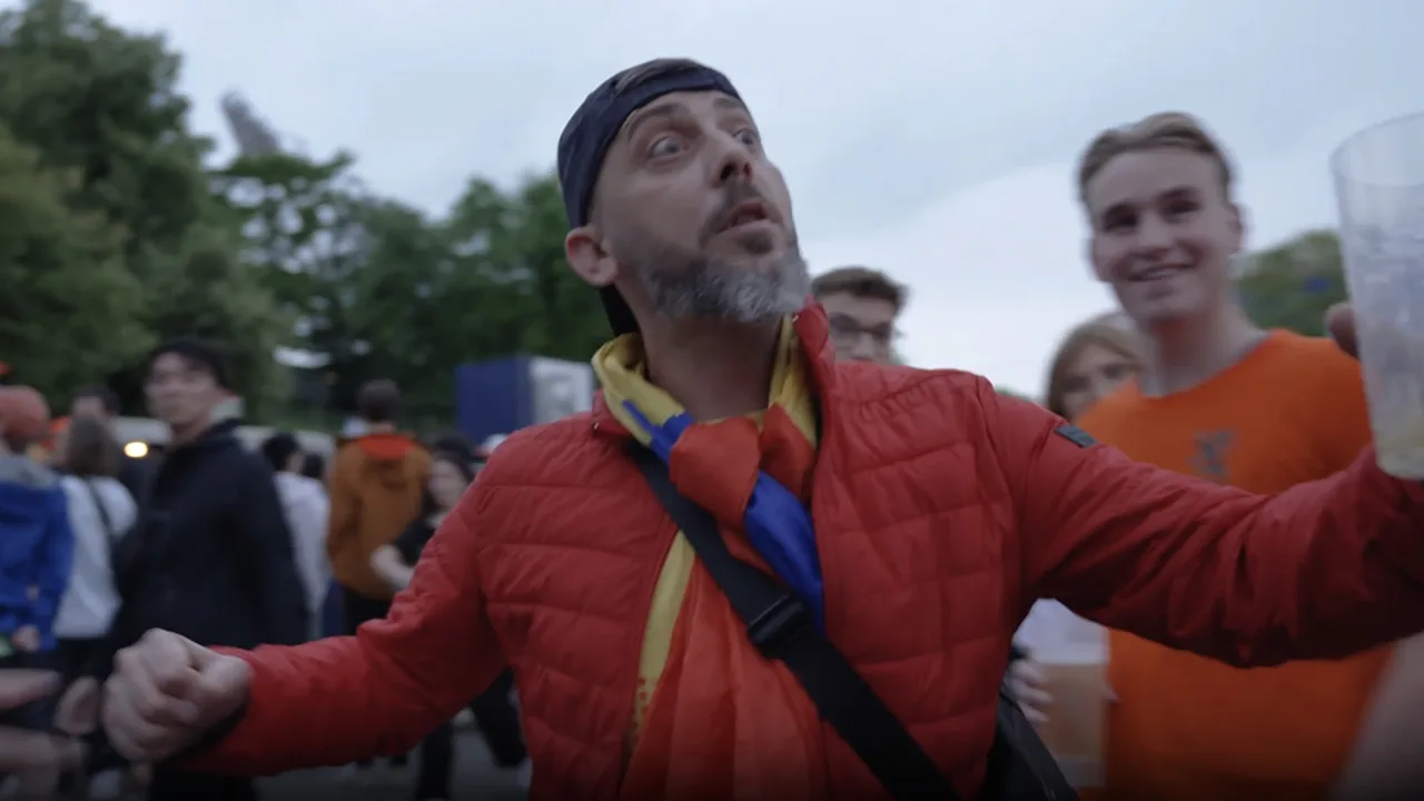 Roemeense voetbalsupporter probeert Tom Staal aan te vallen tijdens opnames in München