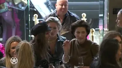 ZIEN: Monique voor het eerst in het openbaar na breuk