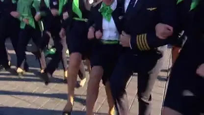 Maik danst mee tijdens de opnames van de All You Need Is Love Kerstspecial