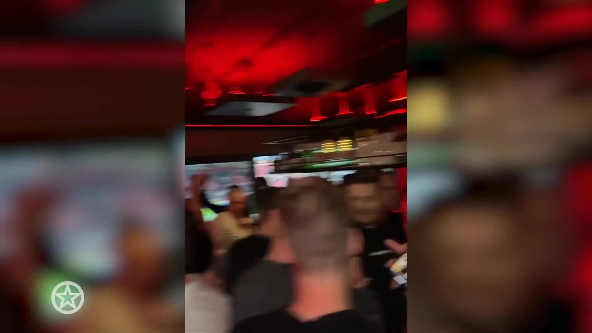 Mart Hoogkamer feest erop los tijdens voetbalwedstrijd