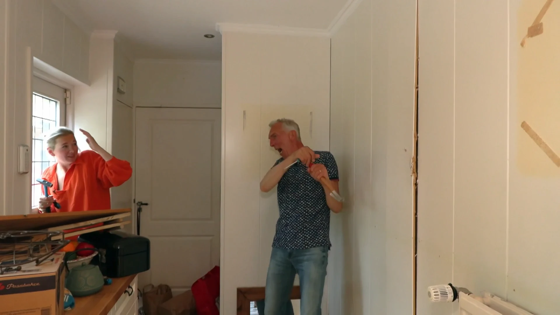 Wat een HYSTERIE! Er wordt een muurtje gesloopt!