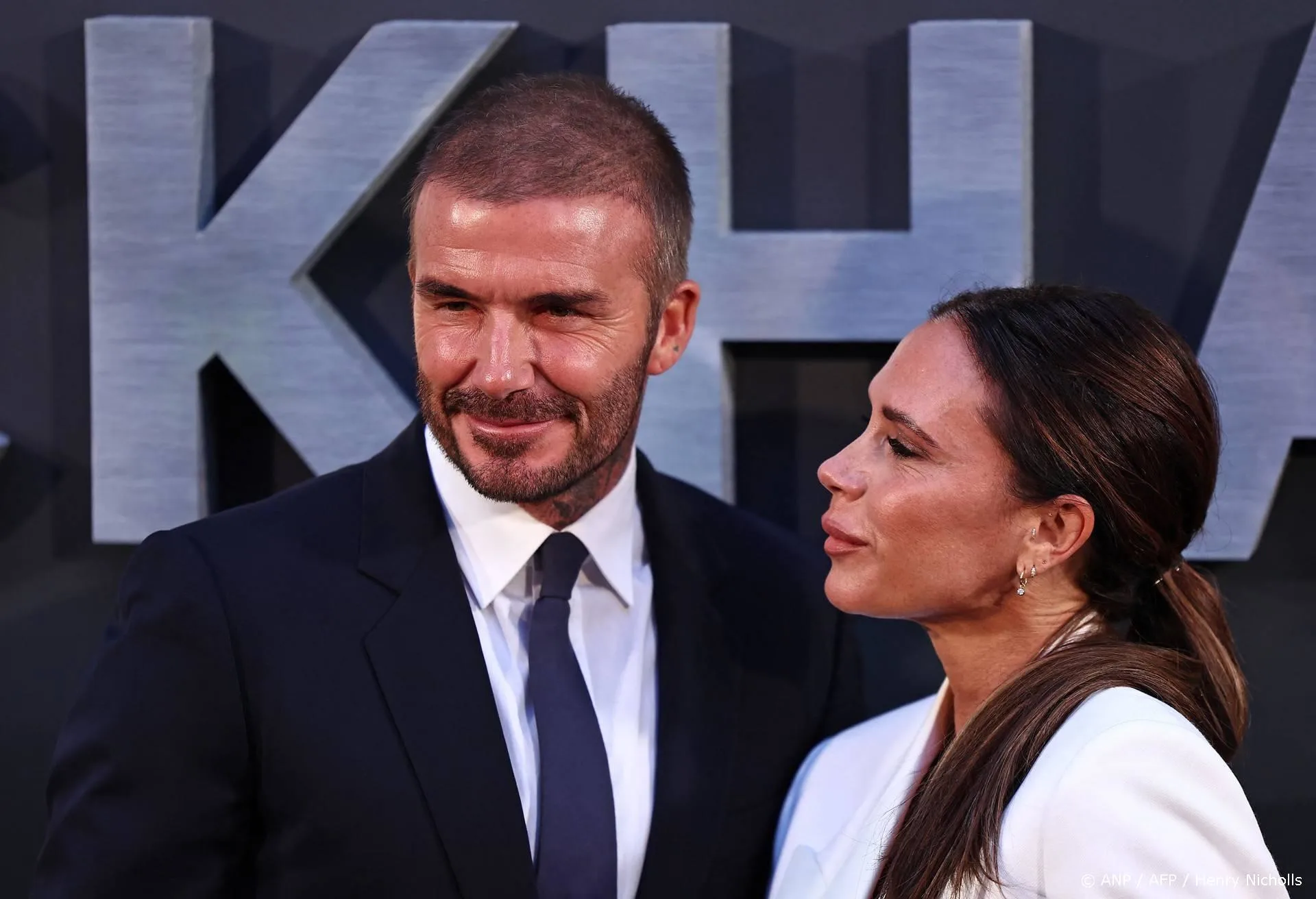 Victoria Beckham giert om wortel van manlief David